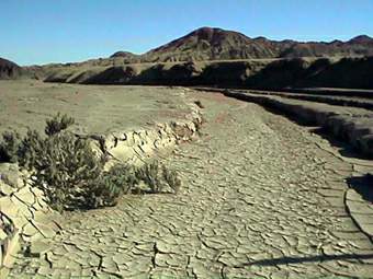 Cauce agrietado y seco entre los cerros