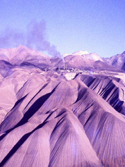 Cerros erosionados por lluvia y fundición al fondo