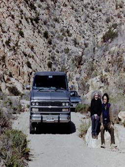 Camino de quebrada entre cerros rocosos